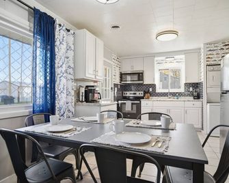 Angler's Cottage with Boat Parking by Lake Erie - Port Clinton - Dining room