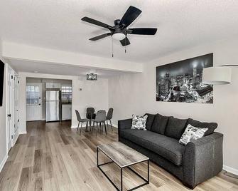 Modern Oasis Close to South End - Charlotte - Living room