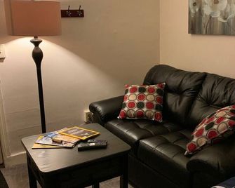 Quaint apt 5 miles to Mohegan sun 10 to Foxwoods - Norwich - Sala de estar