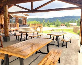 2 BD, 2B with Jet Bath Tub, Sauna, Sleeps 6, 2 minutes from West Glacier - West Glacier - Patio