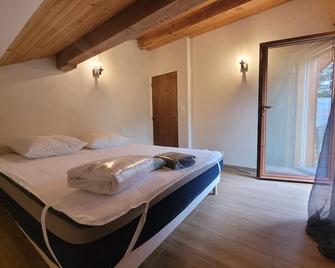 Apartment in detached house in the heart of Vallouise! Private parking lot - Vallouise-Pelvoux - Bedroom