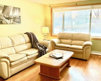 At Home Feeling - Sarnia - Living room