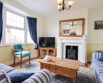 The Pink House - Felixstowe - Oturma odası