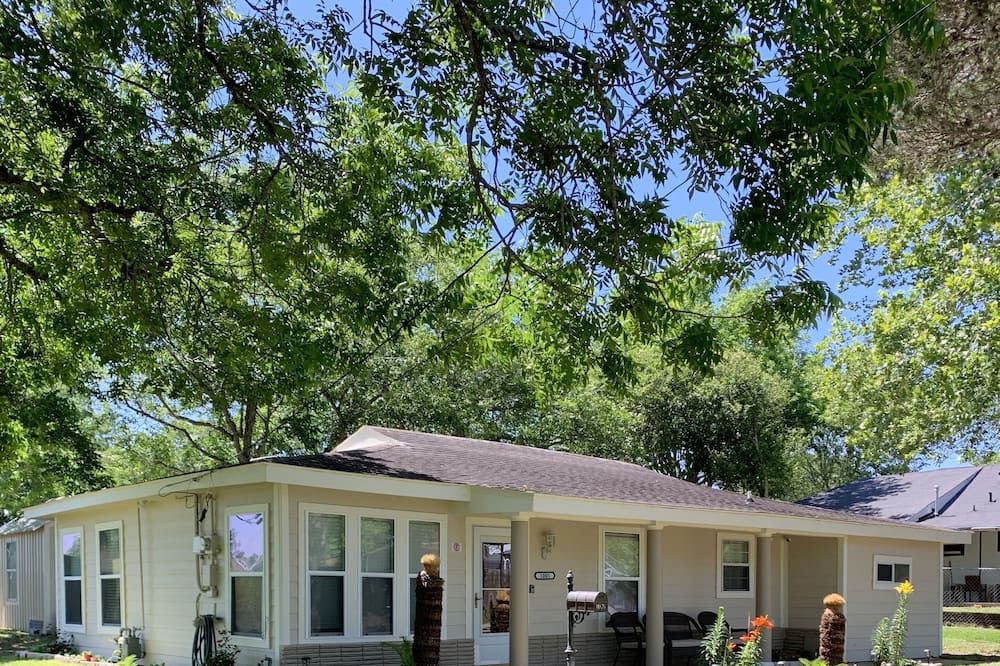 Building view of Cozy home with great landscaping and cute decor!