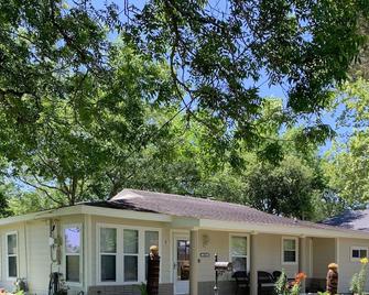 Cozy home with great landscaping and cute decor! - Schulenburg - Building