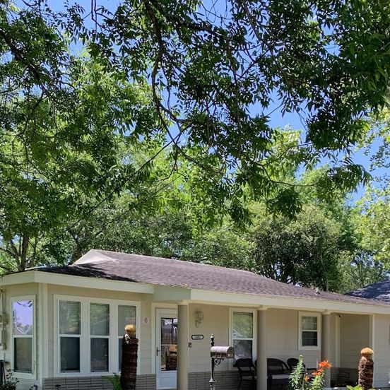 Building view of Cozy home with great landscaping and cute decor!