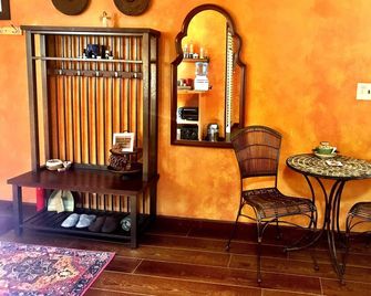Private studio apartment one mile from downtown. - Nevada City - Obývací pokoj