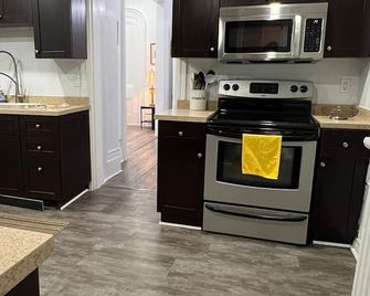 The Georgian 4 bedroom home freshly decorated! - Brantford - Cocina