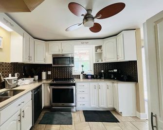 Welcome to our cozy/charming 2 Bedroom 1 Bath Apartment in Central Bridgewater - Bridgewater - Küche