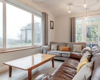 Perfect Welsh Long Barn, ideal for families and friends alike. - Neath - Living room