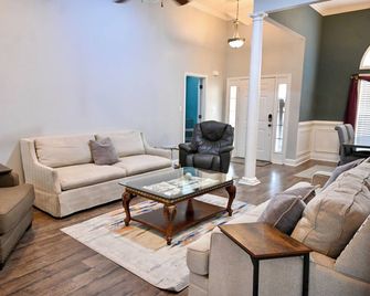 Hospitality House: 3 Br; 2 Br house; Edgewater cove; North Jackson, TN, Sleeps 6 - Jackson - Obývací pokoj