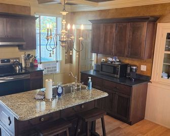 Uniquely Charming 'Downeastah' APT in the heart of Machias - Machias - Cocina
