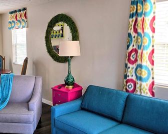 Smith Lake Escape! Comfy, colorful, family friendly home. Private boat launch - Arley - Living room