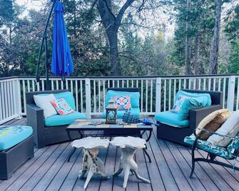 Sequoia Pine View Trailer Featured On Hg - Wofford Heights - Patio