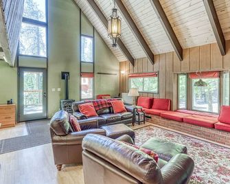 Livin' The Dream at 7000 ft - Lakeshore - Living room