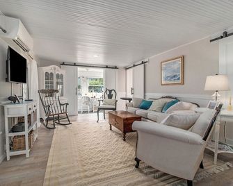 New Remodel! Updated Cottage near Beach and Park - Manistee