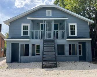 Skipper 2: Chic 1-bedroom apartment with AC, WiFi in charming Rockingham - Rockingham - Building