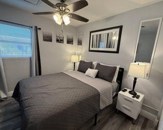 King Bed bowling golfing - Tamarac - Bedroom
