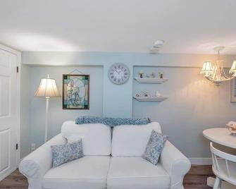 Quaint 1 bedroom lower suite in Victoria, BC - Victoria - Living room