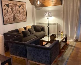 Ático Jaca a 200 m de la Ciudadela - Jaca - Living room