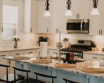 Contemporary Fast Wifi Comfortable - Lake Charles - Kitchen