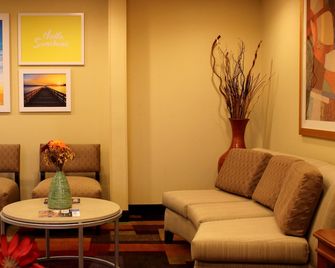 Days Inn & Suites by Wyndham Bloomington/Normal IL - Bloomington - Wohnzimmer