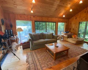 Woodstock Retreat Vacation Home - Mount Tremper - Living room