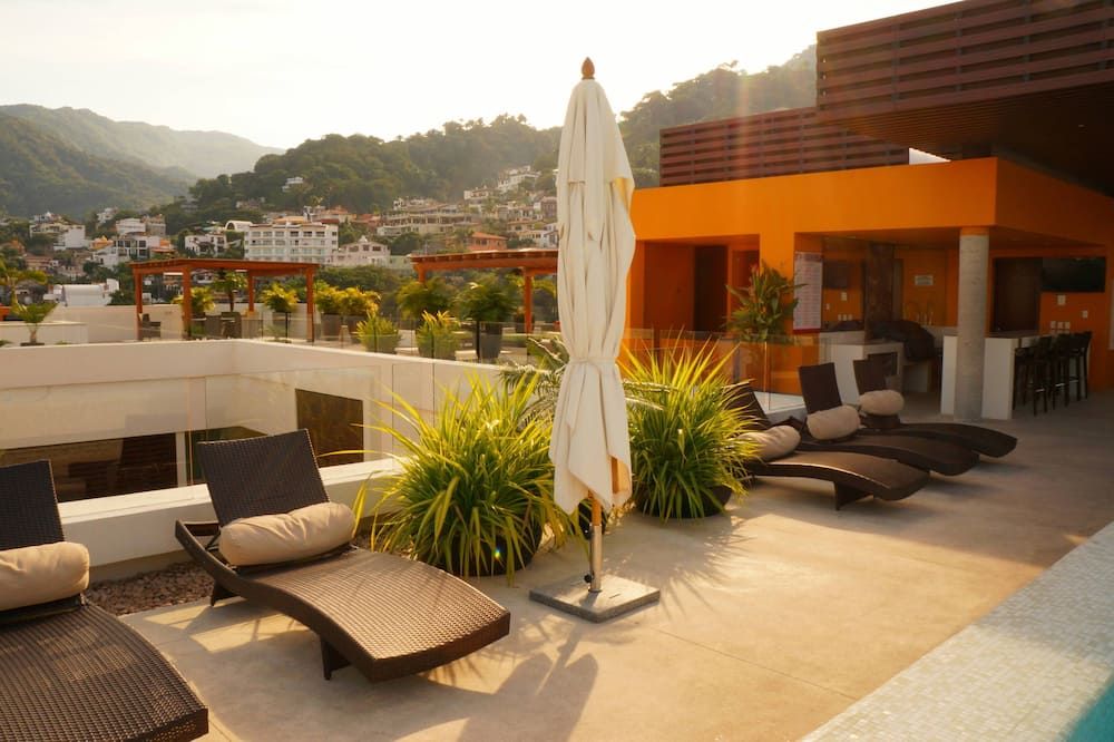 Amazing 5 1br 2ba 5min To Beach Fab Rooftop Pool & Jacuzzi By Restaurant Row. - بورتو فولارتا - شرفة
