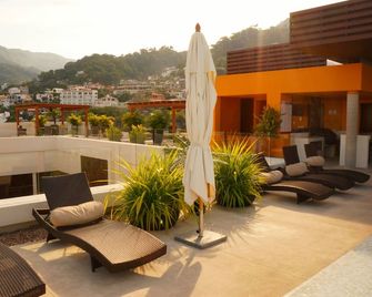 Amazing 5 1br 2ba 5min To Beach Fab Rooftop Pool & Jacuzzi By Restaurant Row. - بورتو فولارتا - شرفة