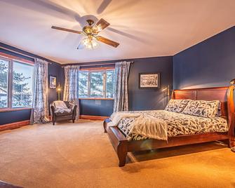 Estate house on the Ottawa river with 47 KM's of boating - Petawawa - Bedroom