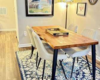 The lil Cottage @ Historic Usry House cozy 1 bed studio Guest Favorite - Thomson - Jídelna