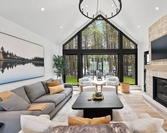 Luxurious Lakehouse Newly Built Lake House. Only 1.5 hours from Toronto! - Markdale