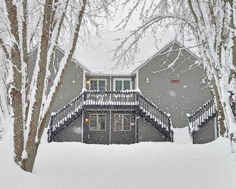 Newly Renovated, Spacious Condo, 3 min to the ski lifts! - Bethel - Building