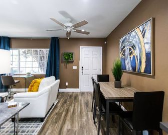 Long Beach Duplex King Bed Pet Friendly - Long Beach