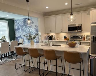 Luxury Townhome w/pool and shuffleboard. 30 min to Nashville! - Murfreesboro - Kitchen