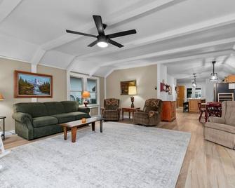 Private Dock! Lakefront! Paddleboards! Firepit - Clintonville - Living room