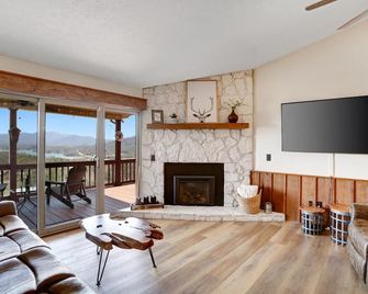 Escape to Lake Chatuge! Stunning views of the mountains and lake! - Young Harris - Living room