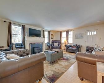 Near Parks and Lakes Blakeslee Home with Porch and Yard - Blakeslee - Living room