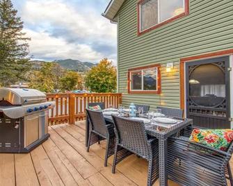 Radium 5br Home Ping Pong, Foosball, & Gazebo - Radium Hot Springs - Balkon
