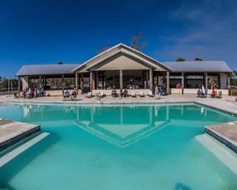 Biloxi Bay Adventure: Stay in Our Comfortable Camper Rental - Biloxi - Pool