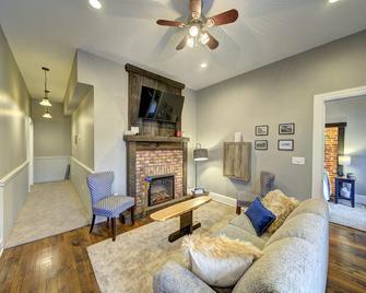 Historic Downtown Hawley Loft - Hawley - Living room