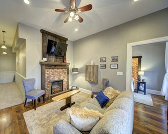 Historic Downtown Hawley Loft - Hawley - Obývací pokoj