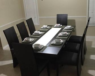 Home Between Seaworld And Six Flags - Leon Valley - Dining room