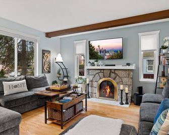 5 Min to The Seatac Airport + Large Private Backyard + Hot Tub +cozy Fireplace - SeaTac - Living room