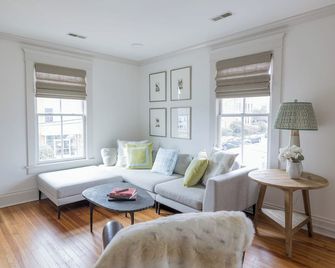 Charming Downtown 2 BR Apartment Steps from Downtown Mall - Charlottesville - Living room