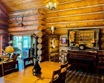 Beautiful Log Cabin w/ Beachfront & Stunning Lake Views in Coeur d'Alene Idaho. - Harrison - Dining room