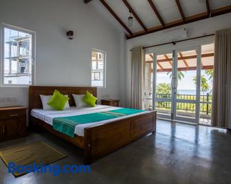 Blue Sands Beach Resort - Kalkudah - Schlafzimmer