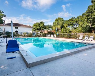 Motel 6 Tampa - Fairgrounds - Tampa - Uima-allas