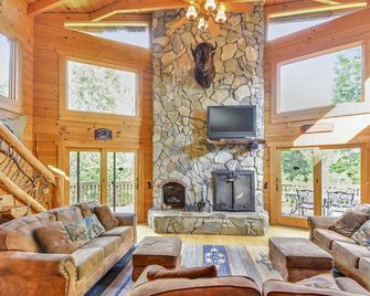 Bison Ranch Retreat - Luxury Lodge with 2 Master Suites - Clyde - Living room