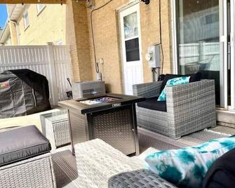 The Ultimate Escape. Unpack, Relax, Enjoy!Sleeps14 - Elmhurst - Patio